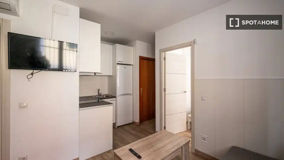 Cuina de Apartament per a compartir en Madrid amb Aire condicionat, Terrassa i Moblat