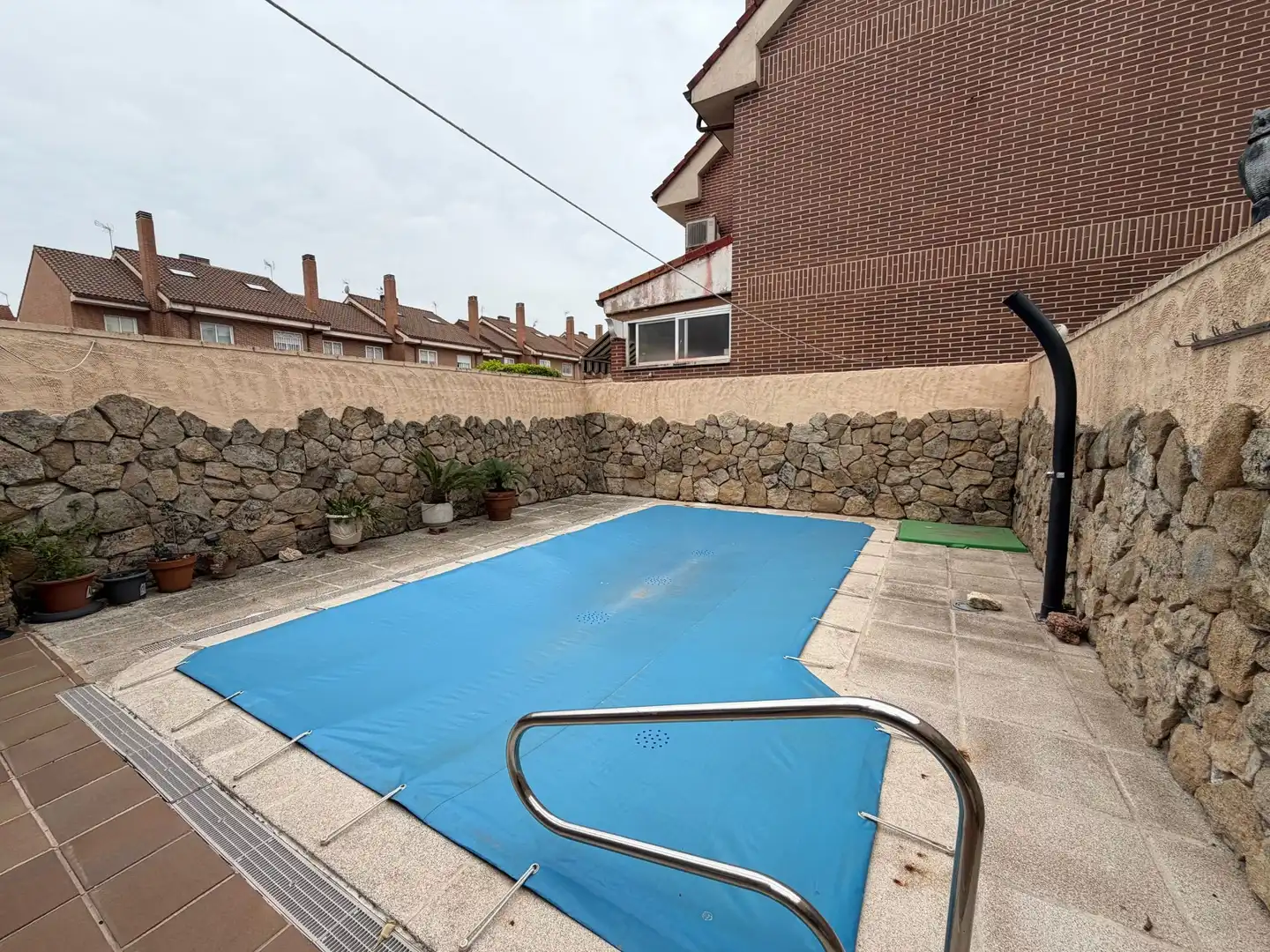 Piscina de Casa adosada en venta en Fuenlabrada con Aire acondicionado, Calefacción y Trastero