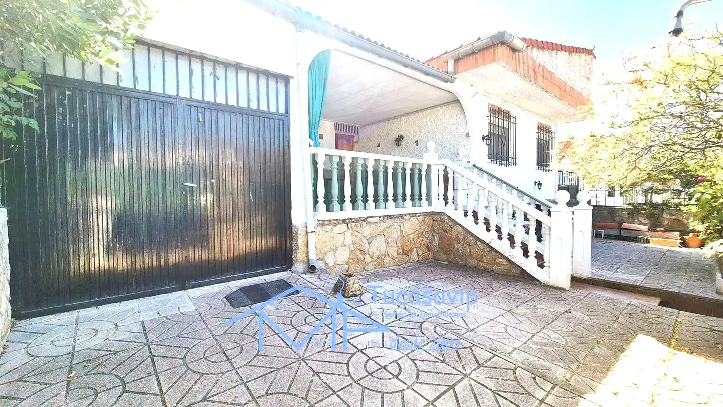 Vista exterior de Casa adosada en venda en Pelayos de la Presa amb Calefacció, Jardí privat i Terrassa