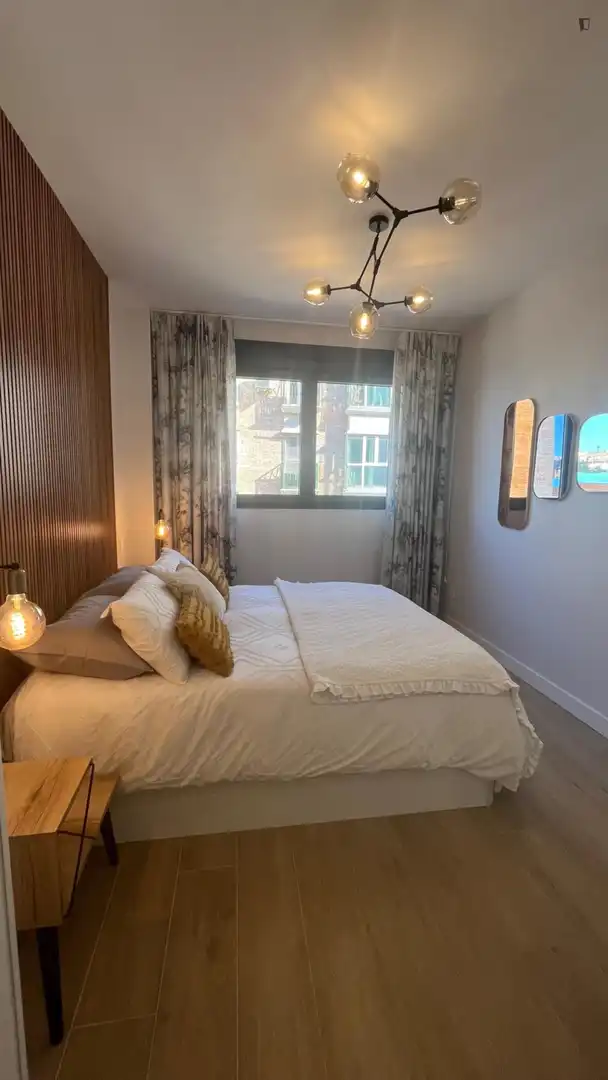 Dormitori de Apartament de lloguer en Madrid amb Aire condicionat, Calefacció i Moblat