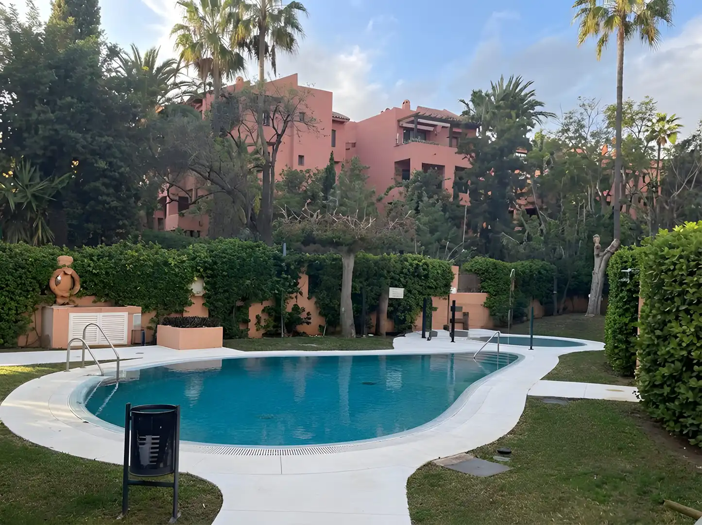 Außenansicht von Erdgeschoss zum Verkauf in Marbella mit Klimaanlage, Privatgarten und Terrasse