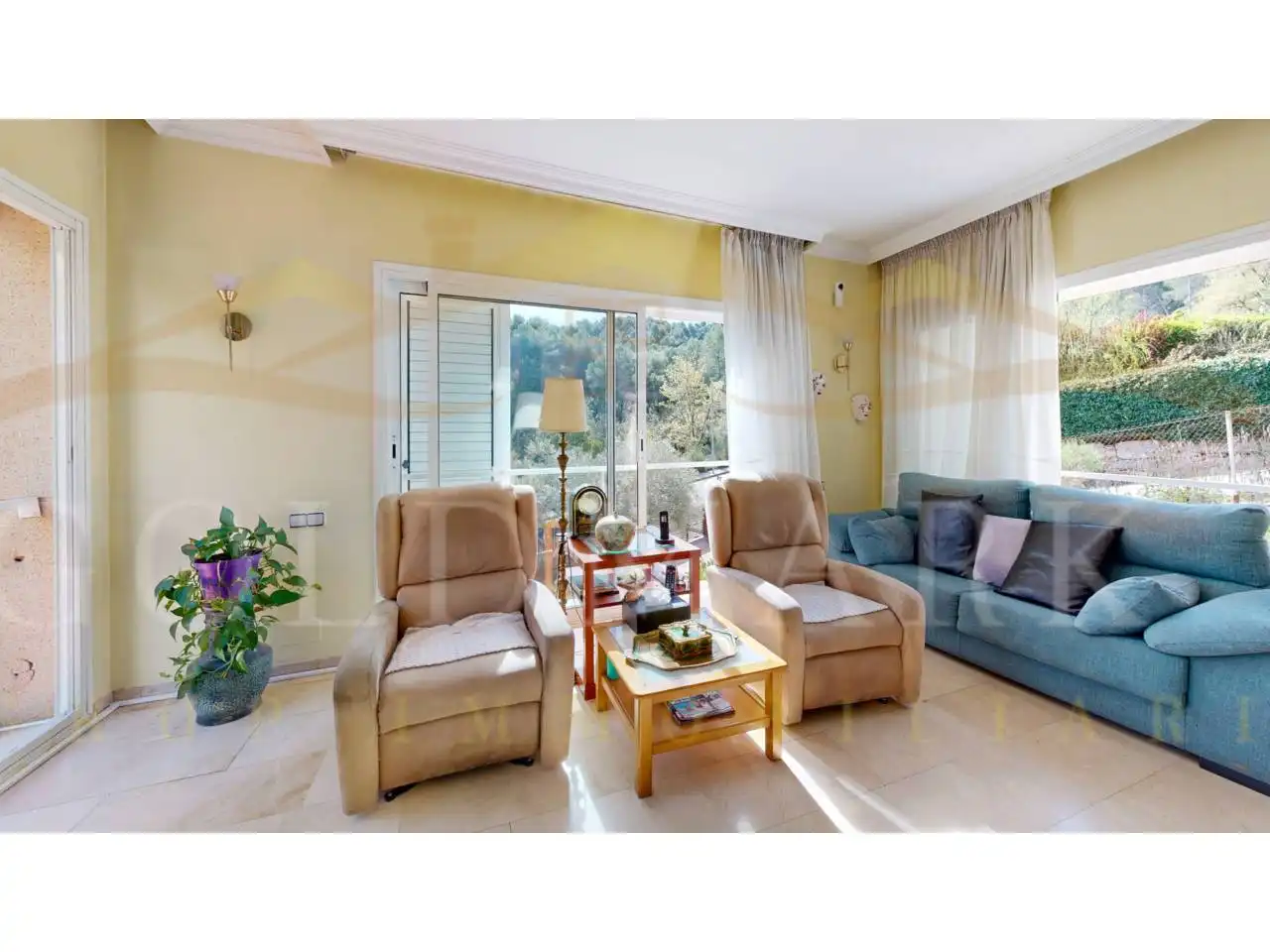 Sala d'estar de Casa o xalet en venda en Corbera de Llobregat amb Aire condicionat, Calefacció i Jardí privat