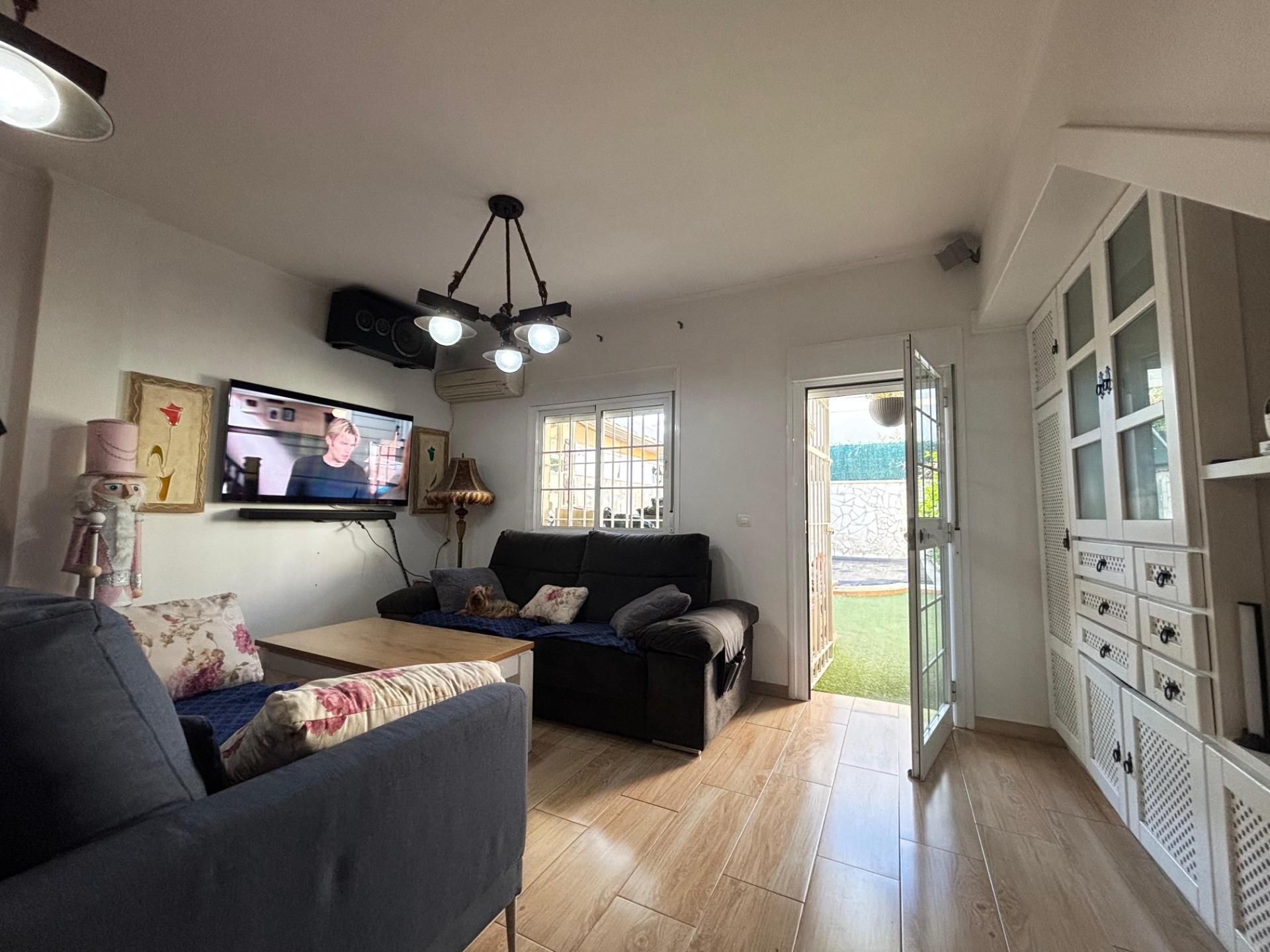 Sala d'estar de Casa adosada en venda en Los Barrios amb Piscina