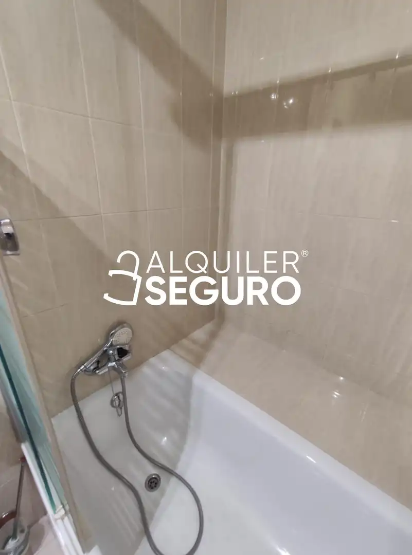 Bany de Pis de lloguer en Barakaldo  amb Calefacció i Moblat