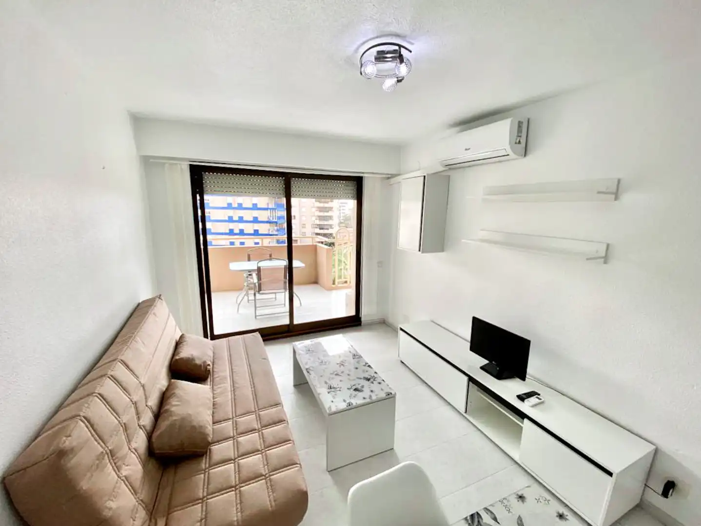 Mini appartamento con piscina in affitto a Carrer la Curva 4