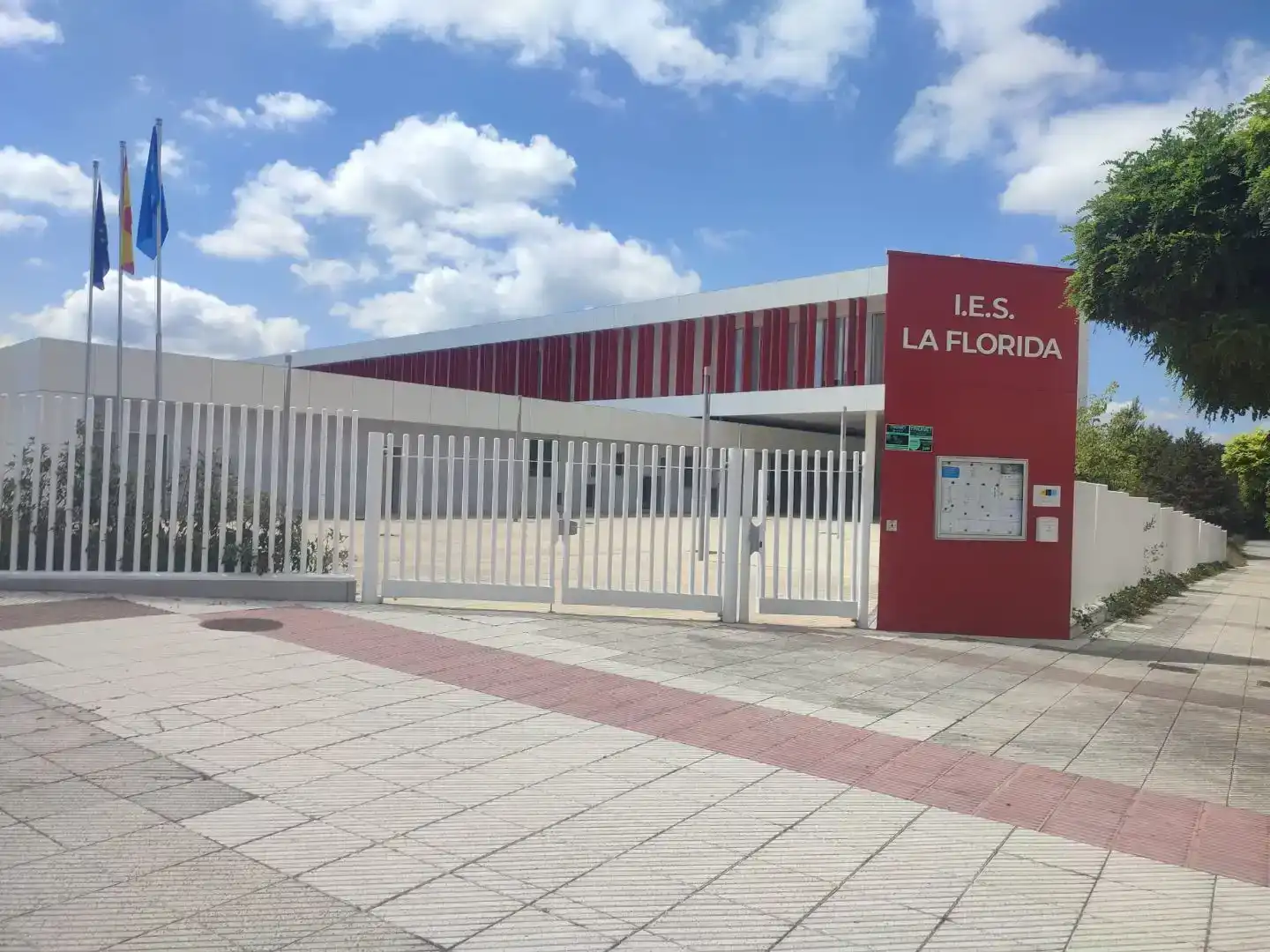 Vista exterior de Piso en venta en Oviedo  con Parquet, Trastero y Piscina