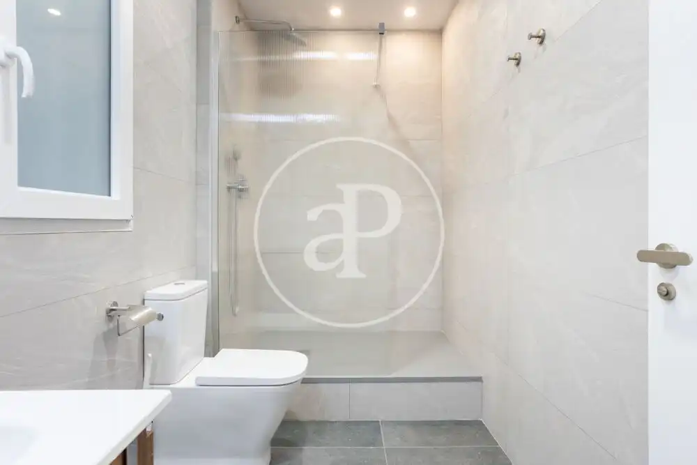 Badezimmer von Wohnung zur Miete in Valencia mit Klimaanlage, Heizung und Terrasse