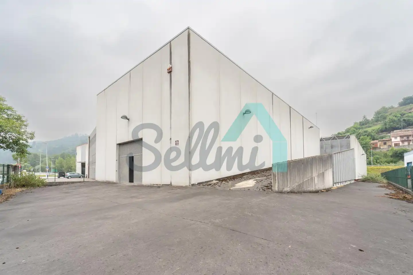 Vista exterior de Nave industrial en venta en Oviedo 