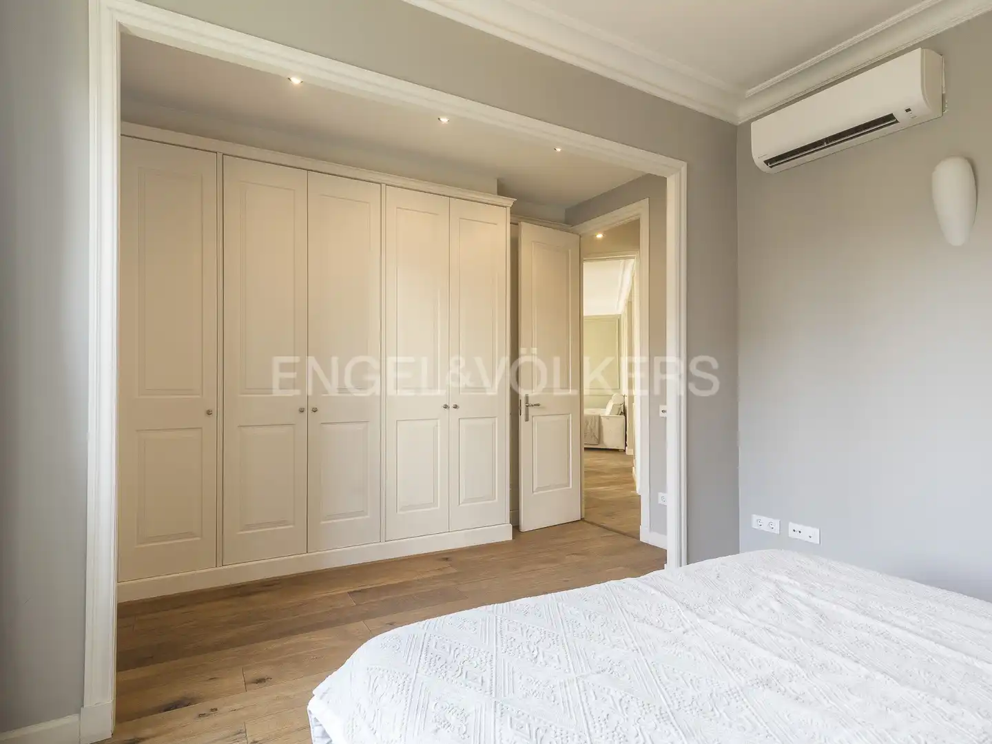 Schlafzimmer von Dachboden zur Miete in Barcelona mit Klimaanlage, Heizung und Parkett