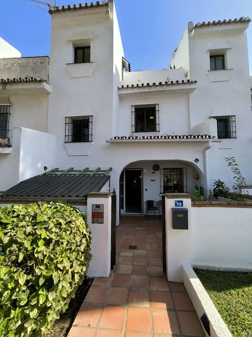 Jardí de Casa adosada en venda en Mijas amb Aire condicionat, Terrassa i Piscina