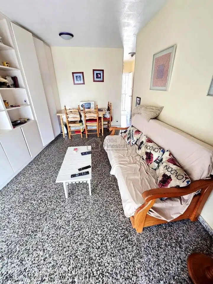 Sala de estar de Apartamento en venta en Benidorm con Terraza, Amueblado y Piscina comunitaria