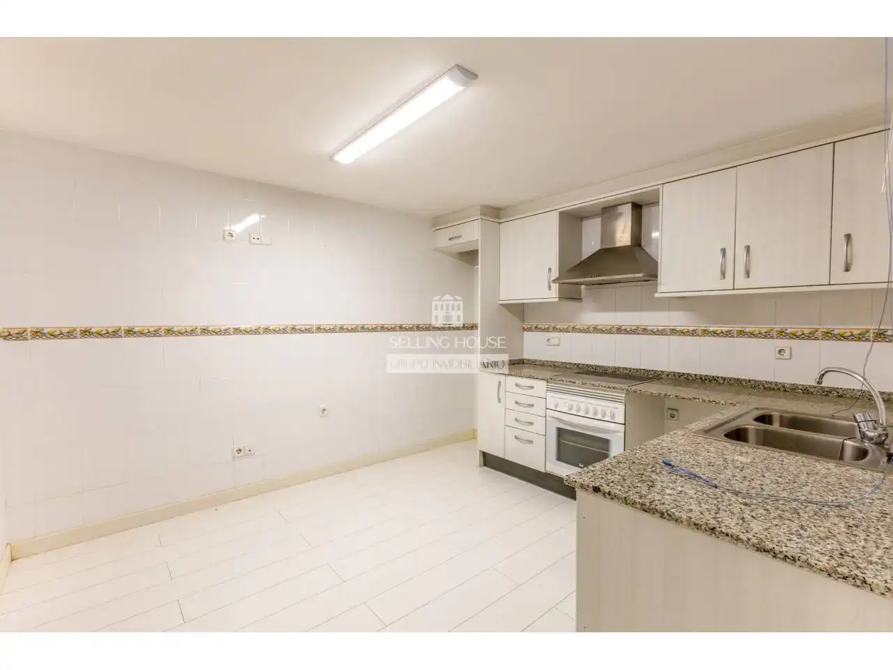 Kitchen of Flat for sale in Valencia  with Heating, Parquet flooring and Balcony