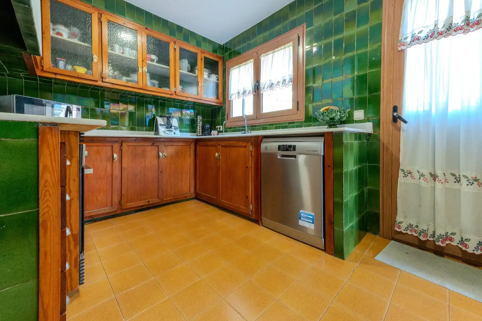 Cuina de Casa o xalet en venda en Castellar del Vallès amb Calefacció, Jardí privat i Terrassa
