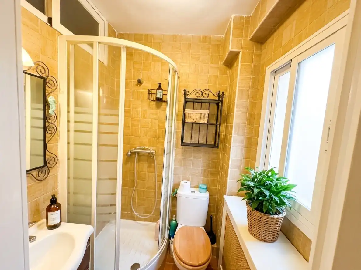 Bathroom of Flat for sale in  Madrid Capital  with Air Conditioner and Terrace