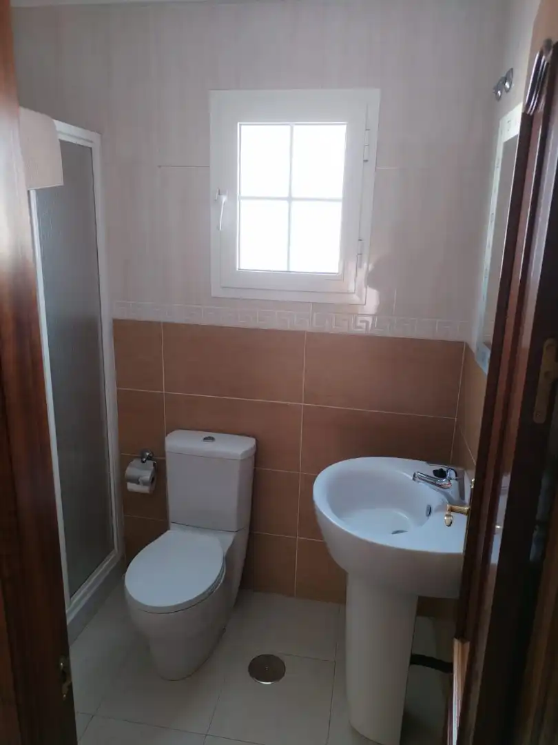 Baño de Dúplex de alquiler en La Algaba con Terraza y Amueblado
