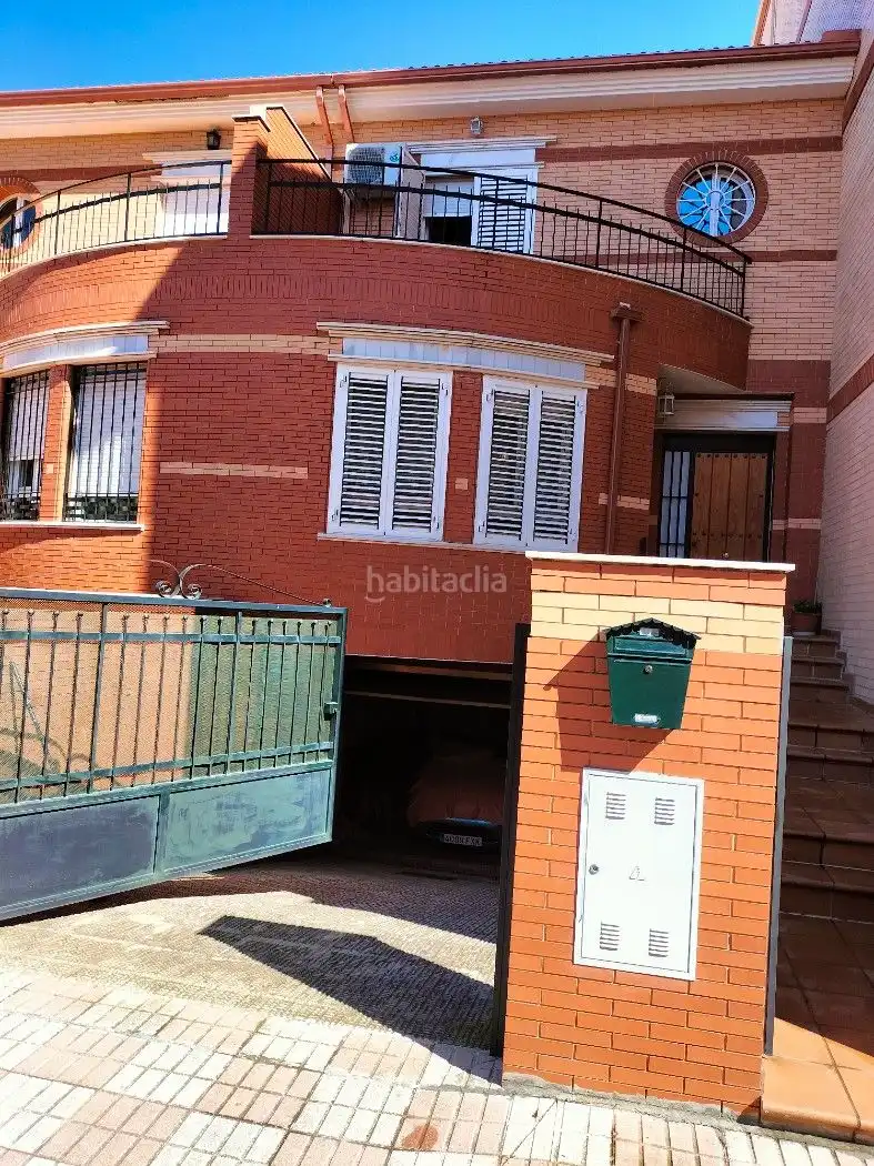 Adossat en venda a Calle Virgen del Rocío 33