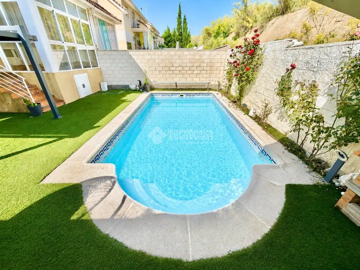 Piscina de Casa adosada en venta en Cabanillas del Campo con Calefacción, Parquet y Trastero