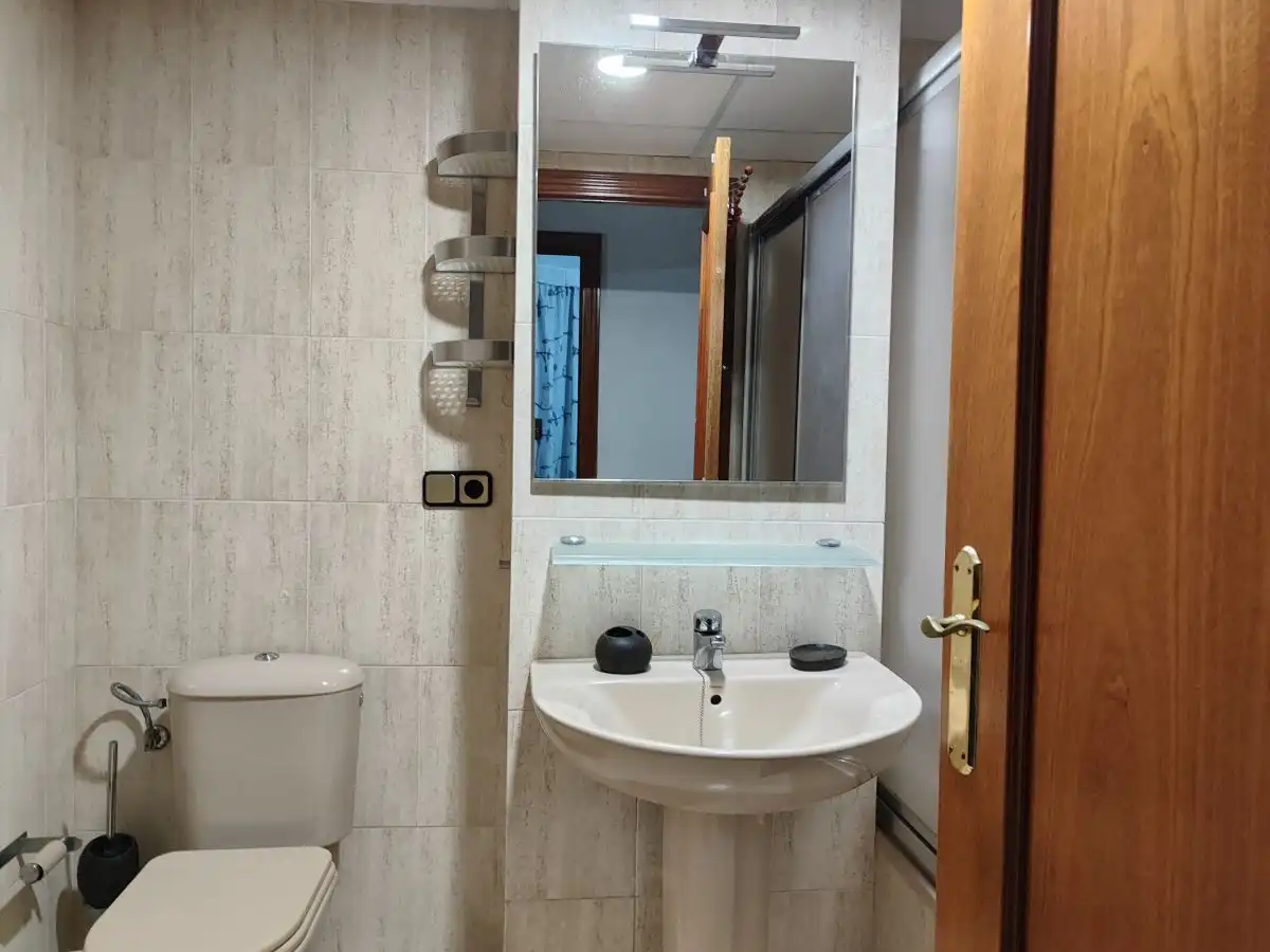 Baño de Piso de alquiler en Huelva con Aire acondicionado, Amueblado y Balcón