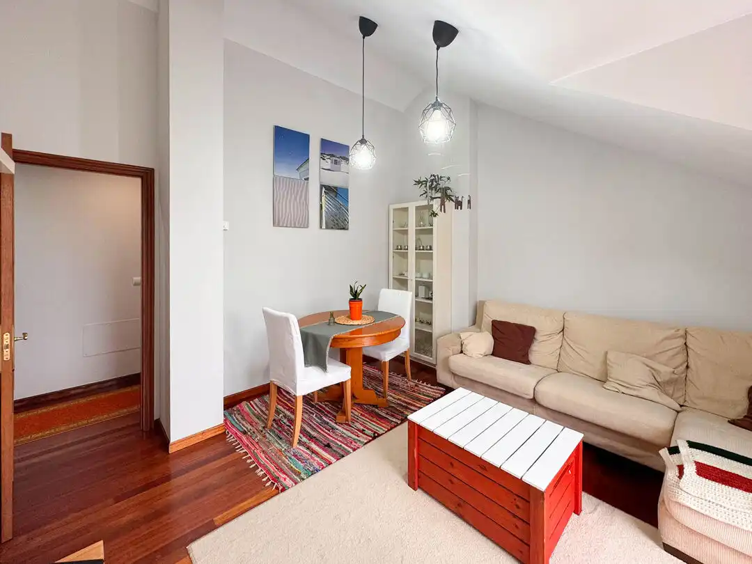 Wohnzimmer von Dachboden zur Miete in Entrambasaguas mit Heizung, Terrasse und Schwimmbad