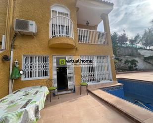 Vista exterior de Casa adosada de lloguer en Benidorm amb Terrassa i Piscina