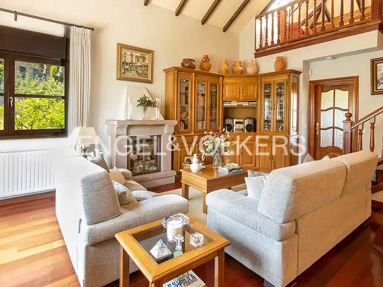 Sala d'estar de Casa o xalet en venda en Oviedo  amb Calefacció, Jardí privat i Terrassa