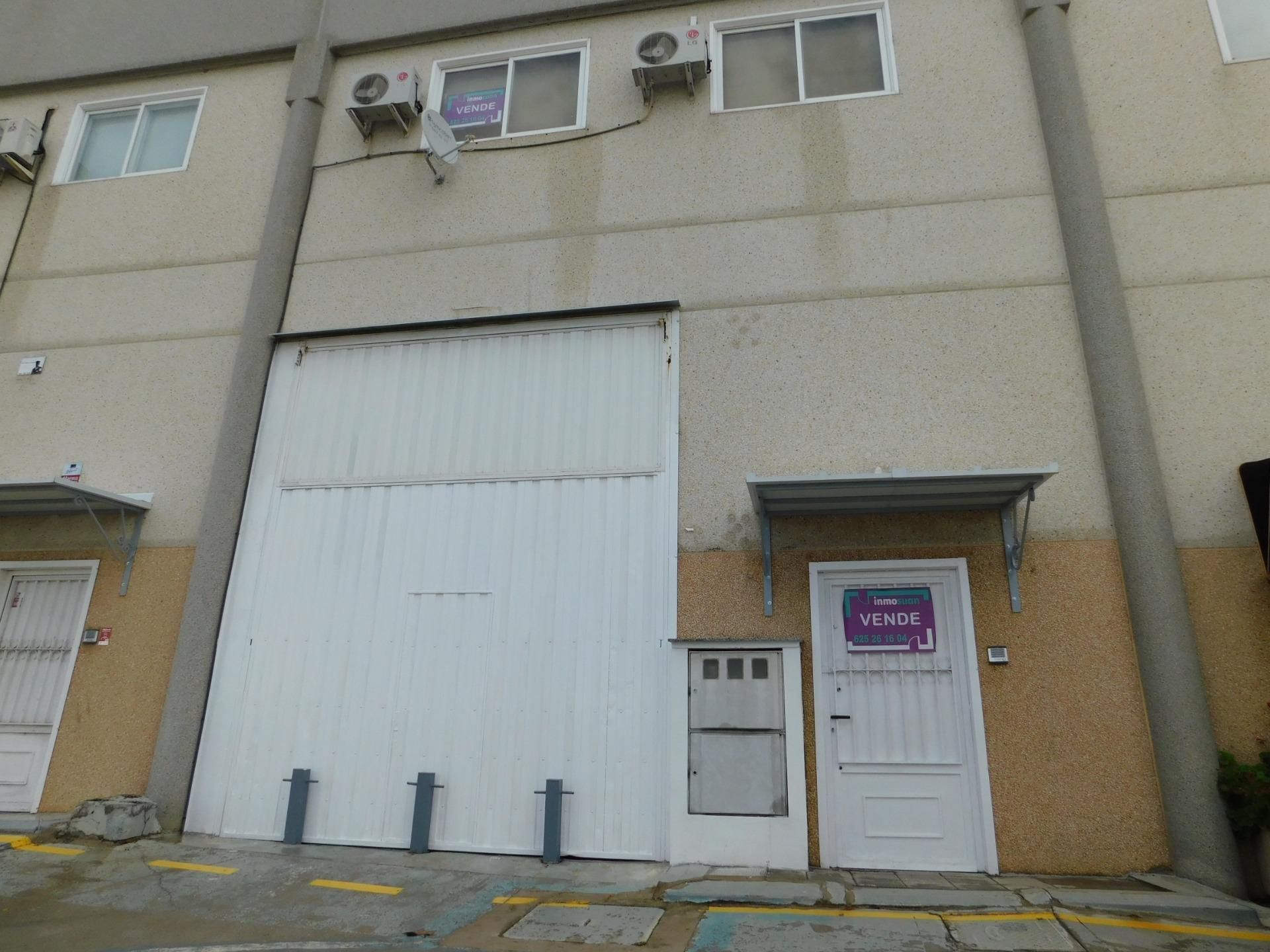 Vista exterior de Nave industrial en venta en Casarrubuelos