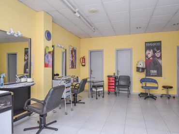 Business premises to rent in Cambre