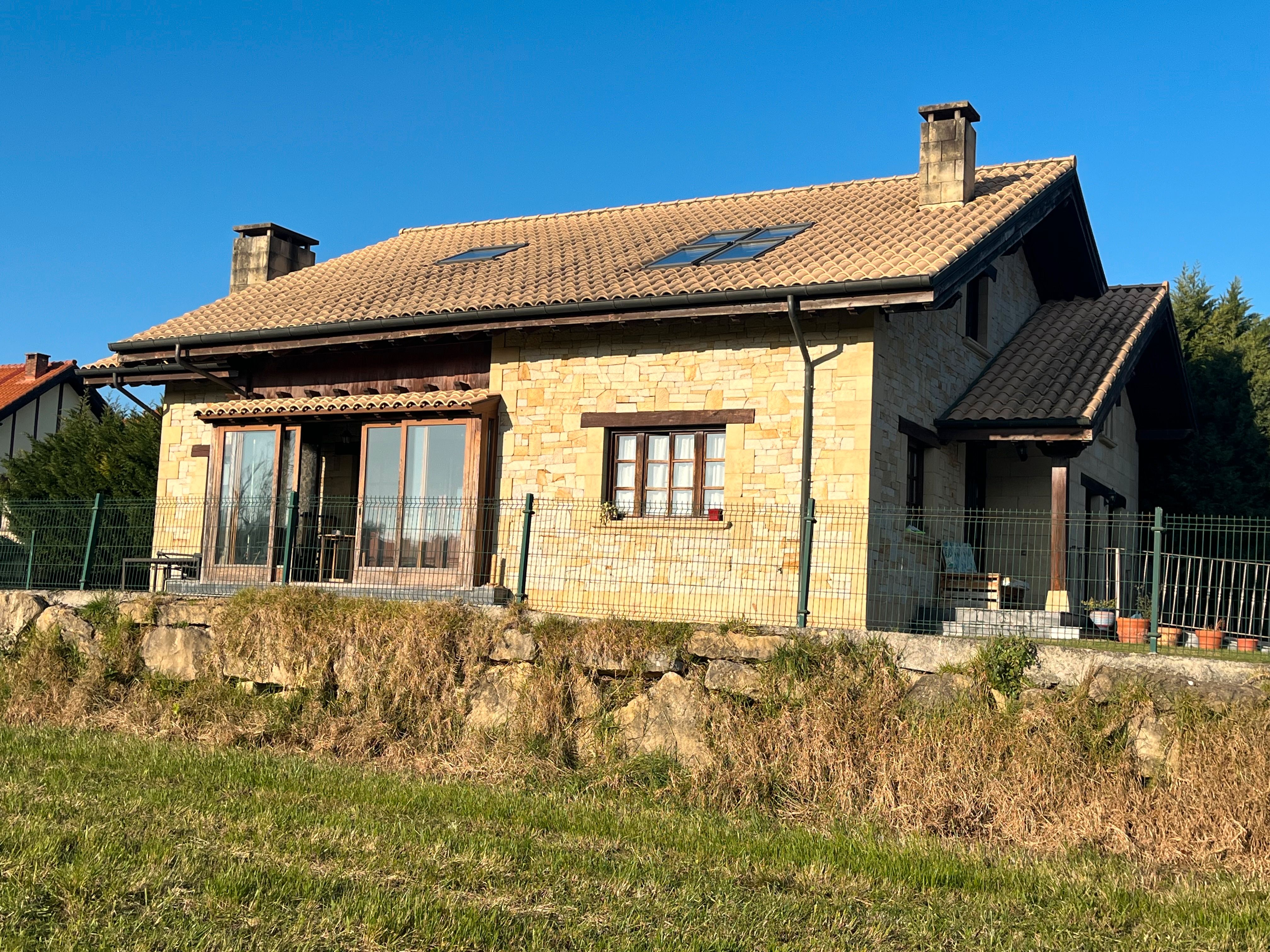 Vista exterior de Casa o xalet en venda en Suances amb Calefacció, Jardí privat i Parquet
