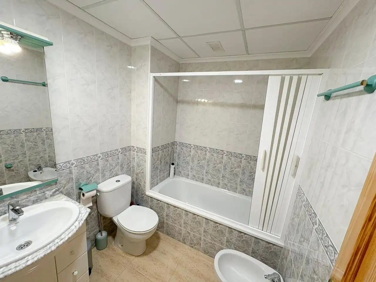 Badezimmer von Haus oder Chalet zur Miete in Santa Pola mit Klimaanlage, Terrasse und Balkon