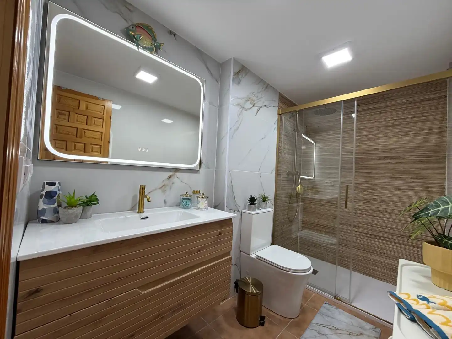Badezimmer von Dachboden zum Verkauf in Zahara de los Atunes mit Privatgarten, Terrasse und Abstellraum