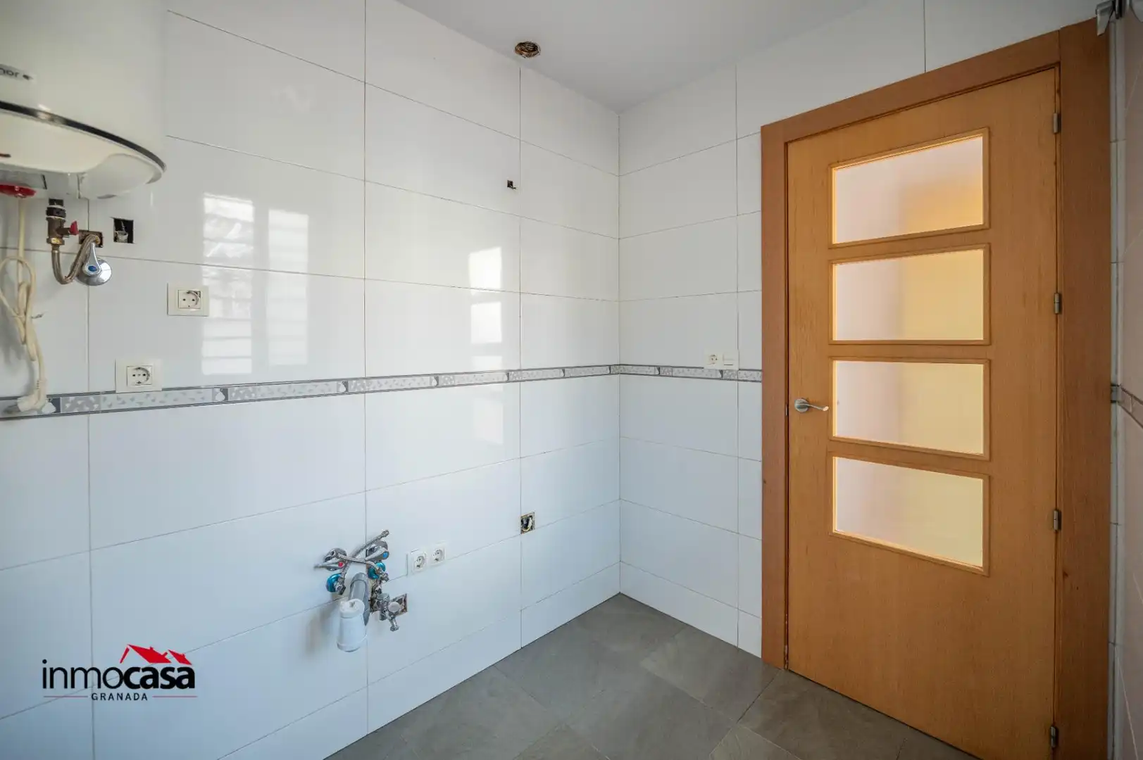 Bathroom of Flat for sale in Armilla  with Air Conditioner, Heating and Alarm
