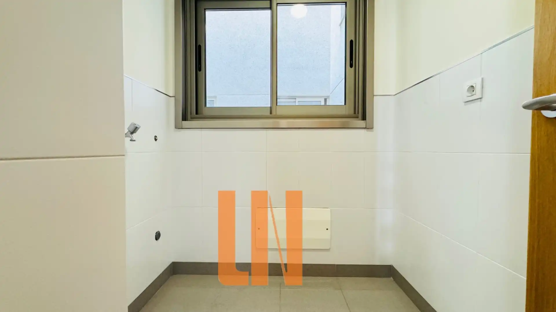 Wohnung zur Miete in A Coruña Capital  mit Heizung, Abstellraum und Ofen