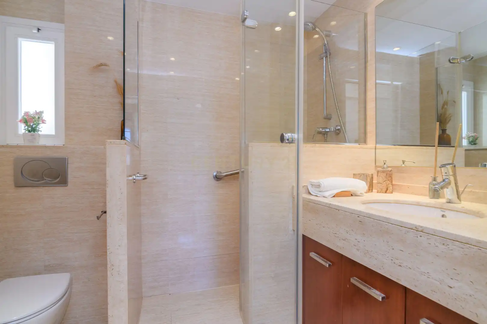 Badezimmer von Wohnung zum Verkauf in Barcelona mit Klimaanlage, Ofen und Mikrowelle