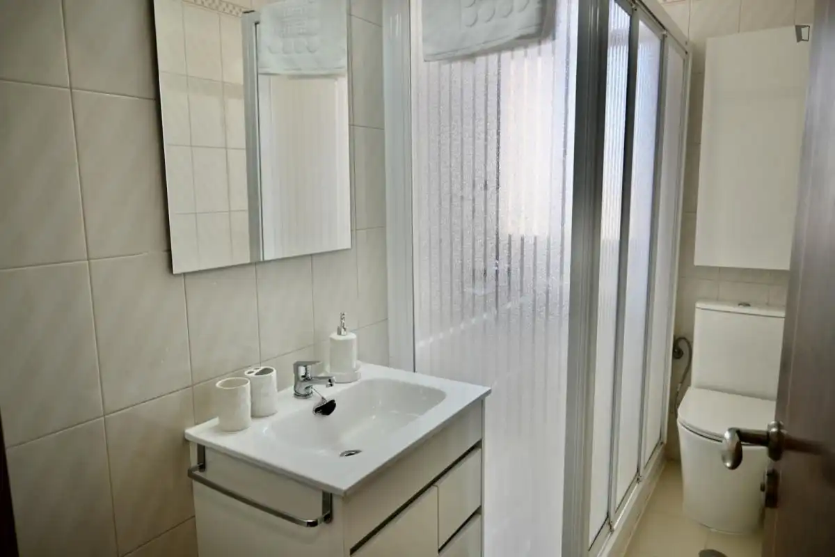 Bany de Apartament de lloguer en Madrid amb Aire condicionat, Calefacció i Moblat