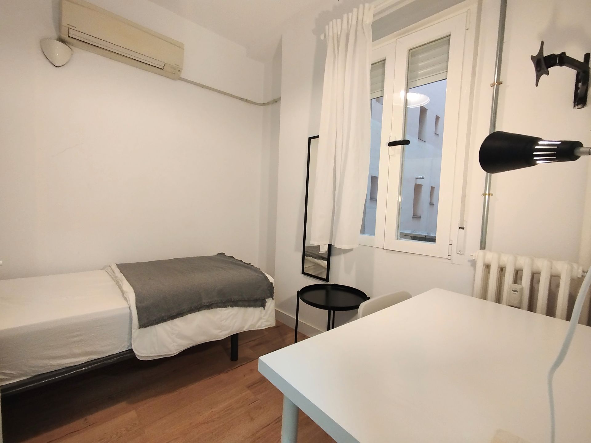 Bedroom of Flat for share in  Madrid Capital  with Air Conditioner, Heating and Furnished