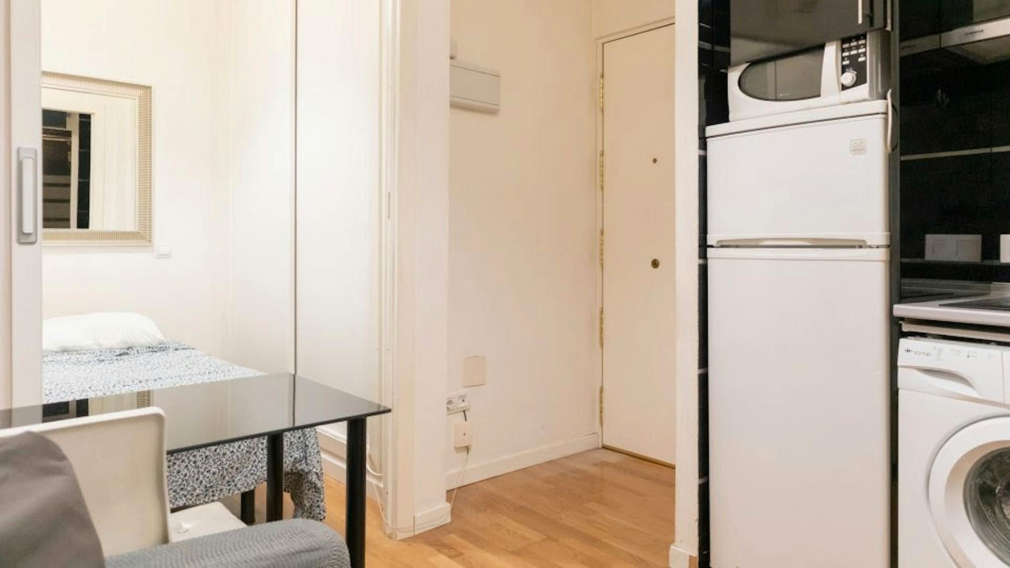 Bedroom of Flat to rent in  Madrid Capital  with Furnished, Washing machine and TV