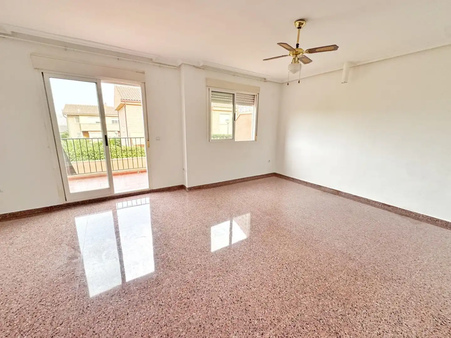 Sala de estar de Casa adosada en venta en Petrer con Jardín privado, Balcón y Piscina comunitaria