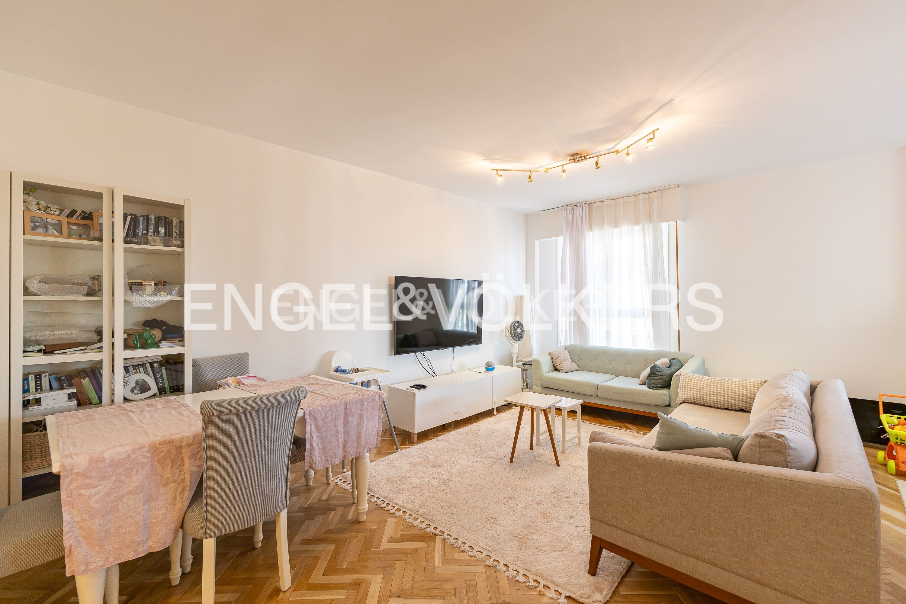 Sala d'estar de Apartament en venda en  Madrid Capital amb Aire condicionat, Calefacció i Parquet