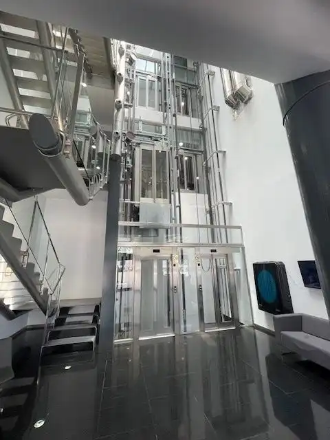 Vista exterior de Oficina de lloguer en L'Hospitalet de Llobregat amb Aire condicionat, Calefacció i Terrassa
