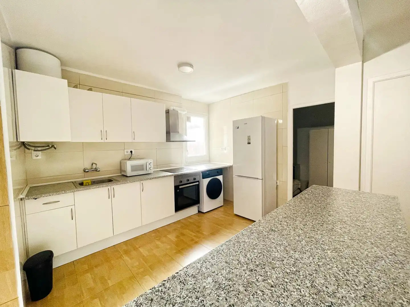 Cocina de Piso para compartir en Manresa con Amueblado, Horno y Lavadora
