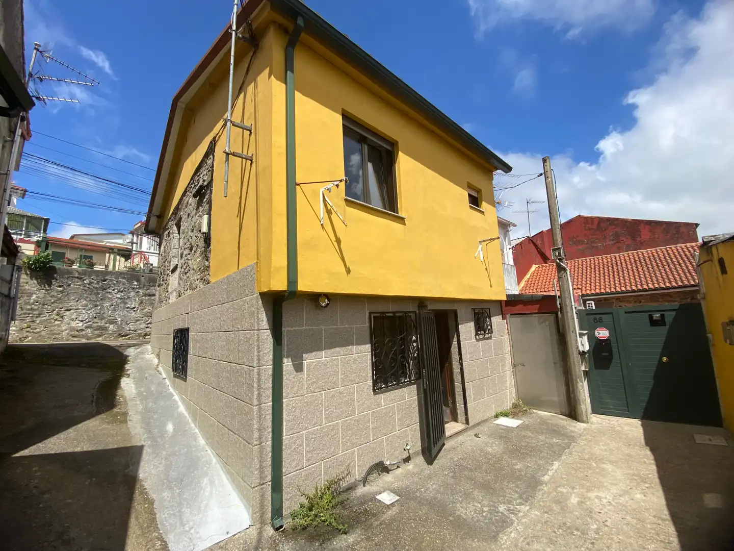 Vista exterior de Casa adosada en venta en Vigo  con Parquet