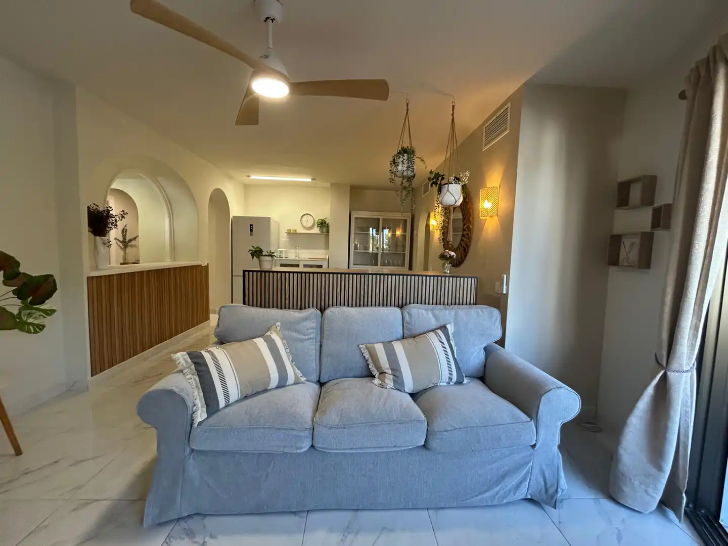 Sala de estar de Piso de alquiler en Estepona con Aire acondicionado, Terraza y Amueblado