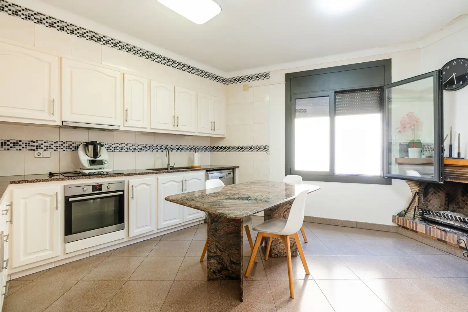 Cuina de Casa o xalet en venda en Borrassà amb Aire condicionat, Calefacció i Jardí privat