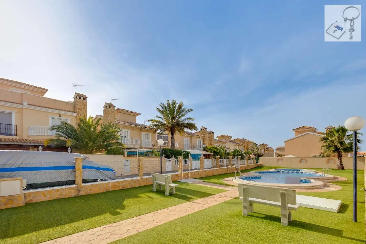 Vista exterior de Casa o chalet en venta en Torrevieja con Terraza y Piscina