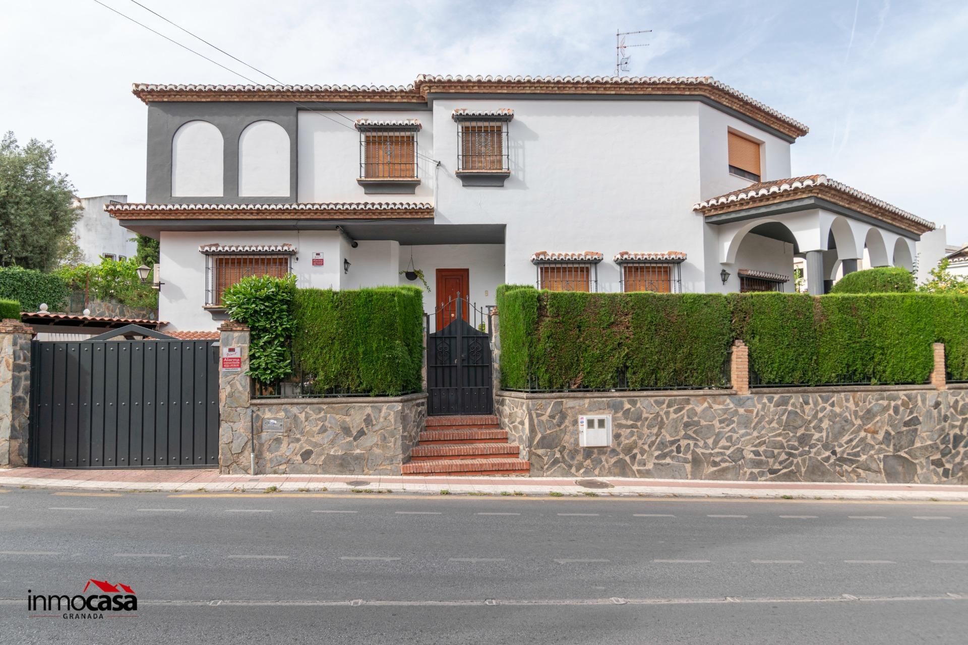 Vista exterior de Casa o xalet en venda en La Zubia amb Aire condicionat, Calefacció i Jardí privat