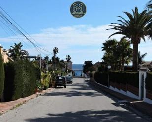 Vista exterior de Casa o xalet en venda en Manilva amb Aire condicionat, Jardí privat i Piscina