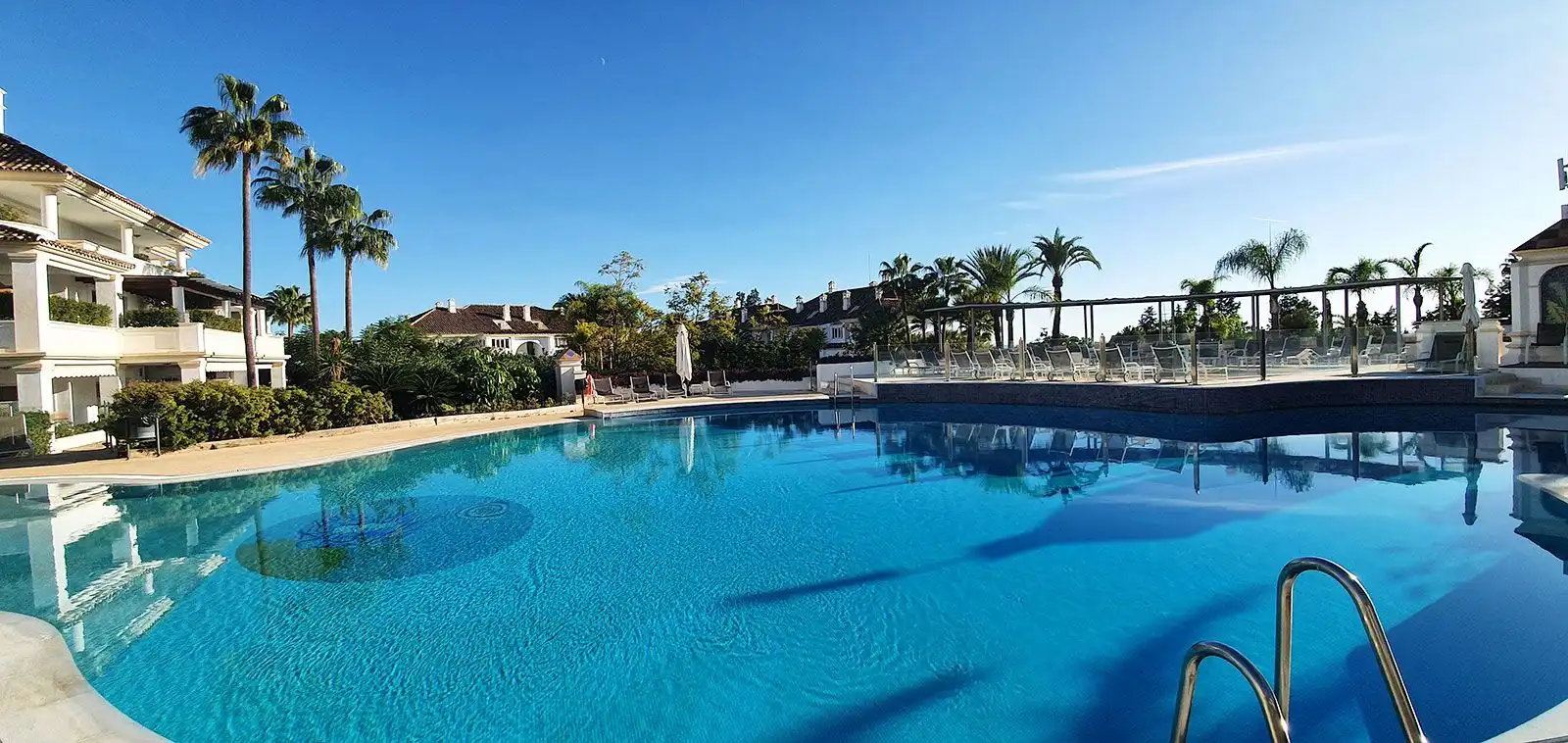 Schwimmbecken von Wohnungen zum Verkauf in Marbella mit Klimaanlage, Terrasse und Abstellraum