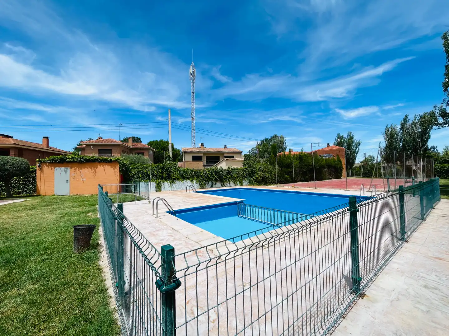 Swimming pool of Flat for sale in Cadrete  with Air Conditioner, Heating and Private garden