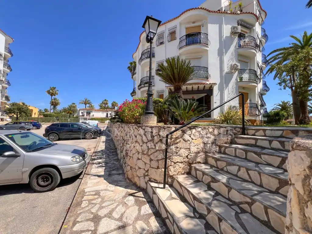 Vista exterior de Apartamento de alquiler en Dénia con Aire acondicionado, Jardín privado y Piscina