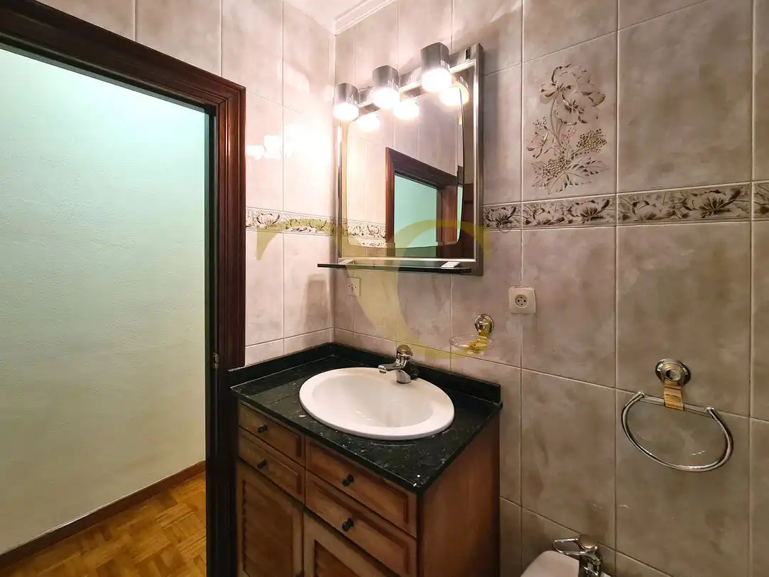 Baño de Piso en venta en Oviedo  con Terraza
